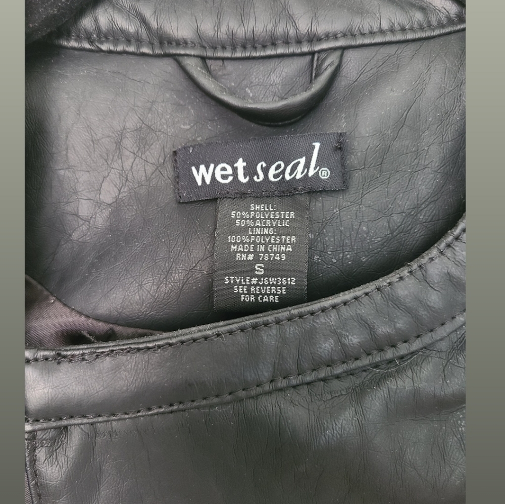 Vest - Picture 3 of 4